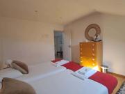 Comfortable bedroom in a 7 bedroom apartment in Rua...