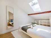 Comfortable bedroom in a 9 room apartment in Arroios,...