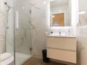 Comfortable bedroom with private bathroom in a 5 bedroom...