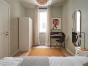 Comfortable double bedroom in a 12 bedroom apartment in...