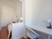 Comfortable double bedroom in Alameda Room 8