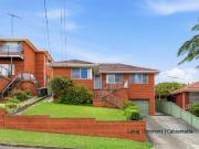 COMFORTABLE, SPACIOUS & WELL KEPT FAMILY HOME!