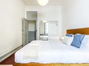 Comfortatble bedroom in a 6 bedroom apartment in Campo...