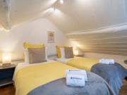 Comfy Elegant Studio w/ Balcony | City Center