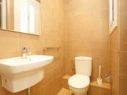 Comfy single bedroom in a 6 bedroom flat, in Les Corts...