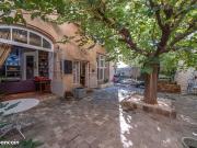 Comme dans un village en ville: une maison, une cour...