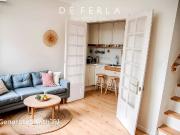 Comme une petite maison à Paris – Duplex avec entrée...