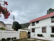 COMODA CASA CON VISTA!