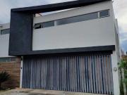 Casa moderna 4 recámaras todas con baño calle privada...