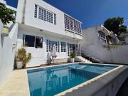 COMODA, FUNCIONAL Y MODERNA CASA, BIEN UBICADA DENTRO...