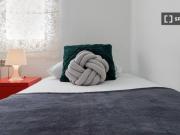 Cómoda habitación con amplio espacio de almacenamiento...