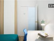 Cómoda habitación con amplio espacio de almacenamiento...