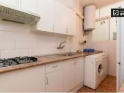 Cómoda habitación con armario independiente en el...