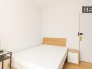 Cómoda habitación con balcón en piso compartido, Latina