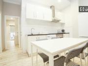 Cómoda habitación con cómoda en piso compartido, Eixample