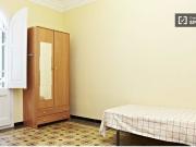 Cómoda habitación con cómoda en piso compartido, Eixample