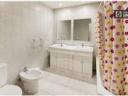 Cómoda habitación con escritorio en piso compartido,...
