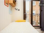 Cómoda habitación con escritorio en un apartamento de 3...