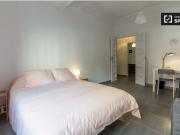 Cómoda habitación con escritorio en un apartamento de 5...