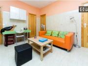 Cómoda habitación en apartamento de 5 habitaciones con...