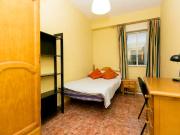 Cómoda habitación en un apartamento de 4 dormitorios en...