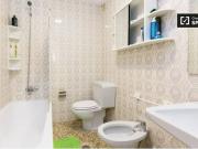 Cómoda habitación en un apartamento de 5 dormitorios en...