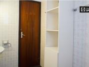 Cómoda habitación en un apartamento de 5 dormitorios en...