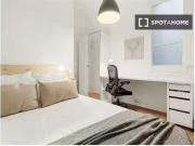 Cómoda habitación en un apartamento de 9 dormitorios en...