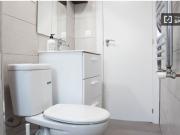 Cómoda habitación individual con escritorio personal...