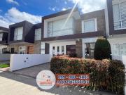 COMODA VILLA DE VENTA CON 4 DORMITORIOS Y ESTUDIO, COMO...