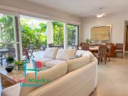 Comodidad y estilo en planta baja: terraza privada con...