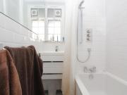 Compact double bedroom very close to Wapping Overground...