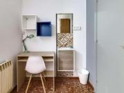 Compacta habitación con tv y cama individual en coliving...