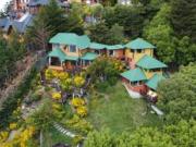 Complejo de Cabañas Turisticas con vista al Lago