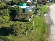 Complejo en venta sobre 4 lotes con frente a la Laguna...