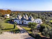 Complesso di trulli con piscina a Ostuni, tra Ceglie...