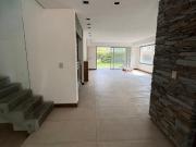 Completísima casa de estilo moderno y minimalista,...