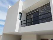 CON 4 RECÁMARAS CON ALBERCA Y GIMNASIO