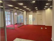 Con escaparate y en zona concurrida