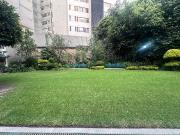 CON TERRAZA Y VISTA AL JARDÍN