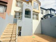 CON UNA RECAMARA EN 1ER PISO Y BAÑO COMPLETO VENDO CASA...