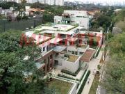 Cond. fechado de 626m² com 4 quartos