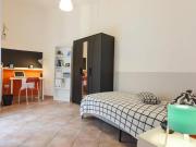 Condiviso/Compagno Di Stanza 6 camere da letto, Naples...