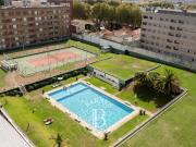 Condomínio com Piscina e Jardim