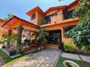 Condominio de cuatro casas estilo mexicano