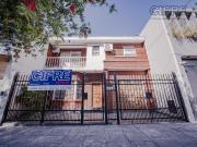 Confortable casa 4 ambientes de 2 plantas con jardín,...