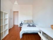 Confortable double bedroom in Avenida Room 3