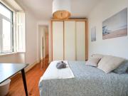 Confortable double bedroom with private bathroom in...