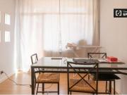 Confortable habitación con balcón en piso compartido,...