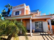 Confortável Moradia com Jardins, piscina e grande garagem